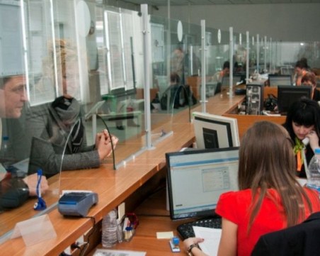 Кодекс превръща намусените държавни чиновници в усмихнати и отзивчиви