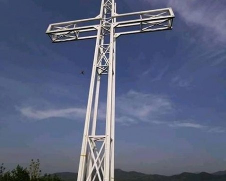 Осветиха огромен кръст в село Искра, жители сами си го направиха