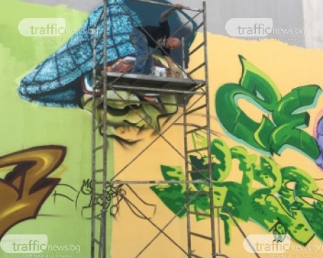 Прочут холандец и родни графити майстори изрисуваха стена до столичния ЦУМ