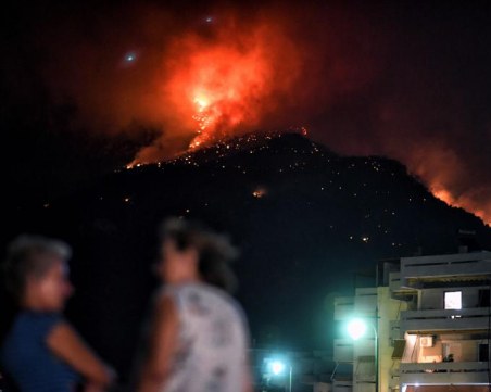 Вятърът разпалва огромния пожар край Атина, 160 се борят с пламъците