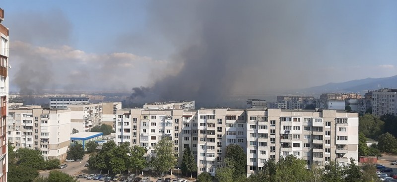 Голям пожар опуши столичните квартали 