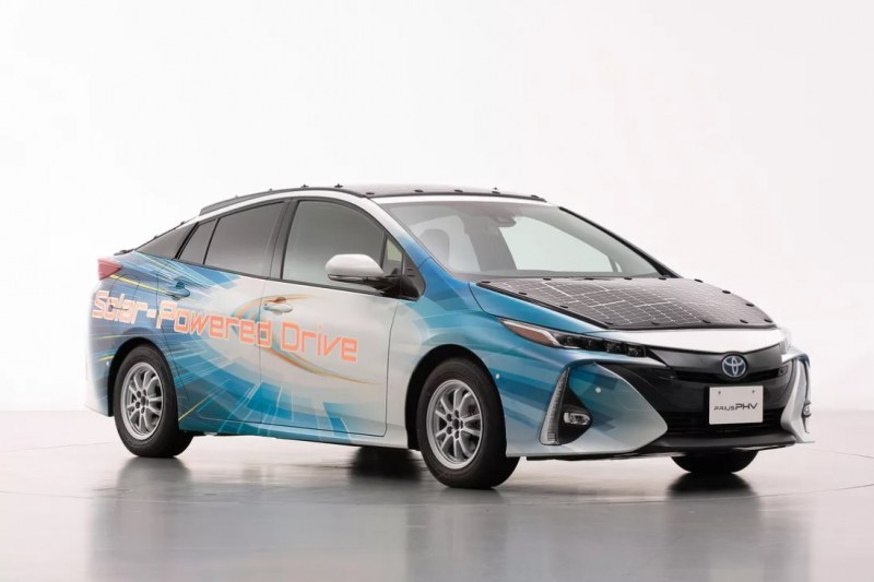 Toyota пуска електромобил със соларни панели