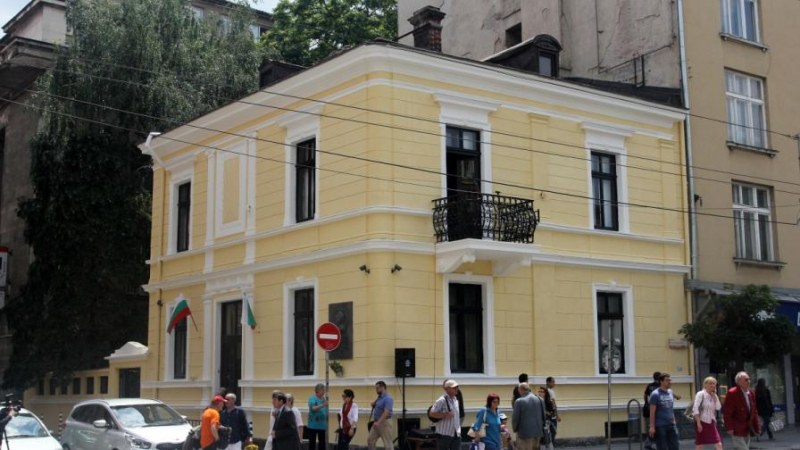 Зоват министър Банов да изгони кръчма от музея на Вазов в София