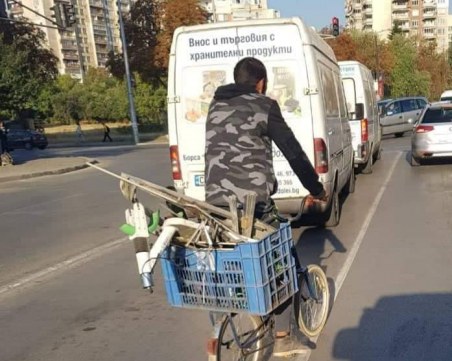 Апаш задигна тротинетка, метна я в багажник на колело