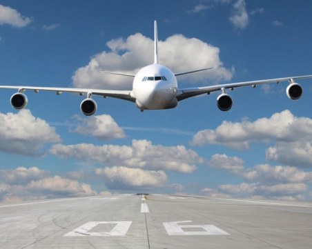 Полет се забави с три часа, пчели нападнаха пилотската кабина