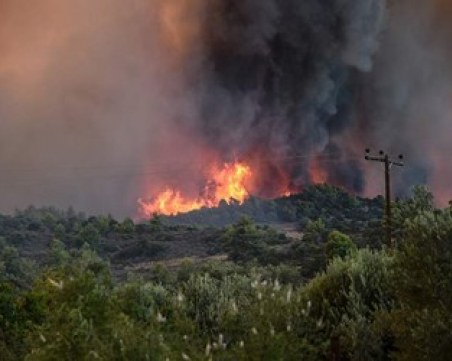Продължава гасенето на големия пожар в Закинтос, евакуирани са над 100 души
