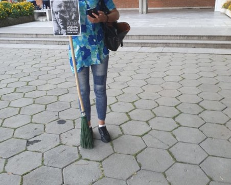 Протестът пред прокуратурата в Пловдив събра едва 15 души