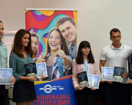 Шестима надарени студенти получават по 3 600 лв. от КЦМ