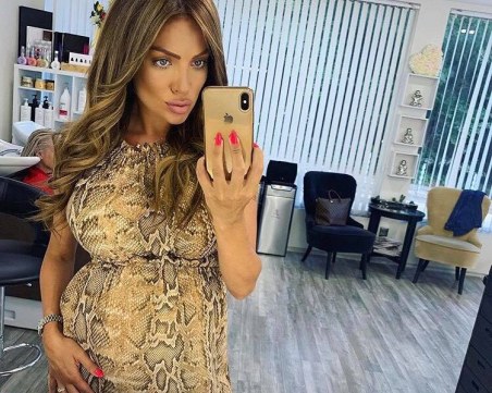 Златка Райкова празнува с погача за бебе