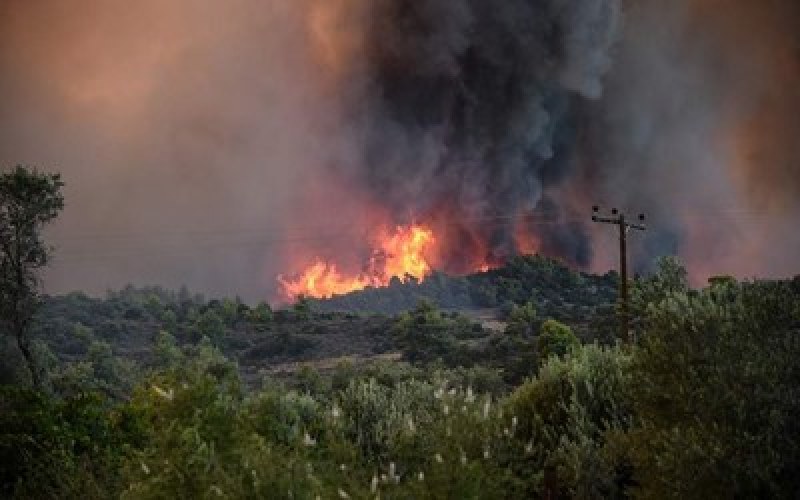 Продължава гасенето на големия пожар в Закинтос, евакуирани са над 100 души