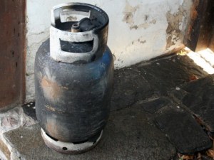 Мъж е в болница след взрив на газова бутилка в Пещера