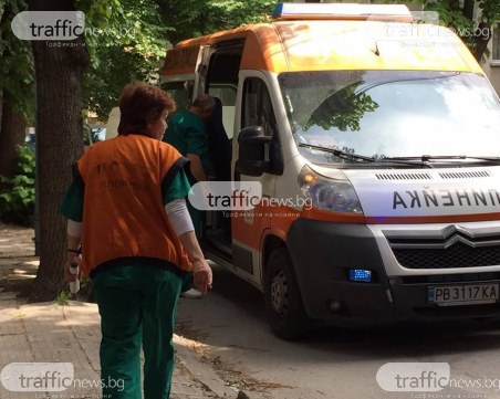 Опит за убийство в Пловдивско! Мъж наръга съседка с нож, жената е в критично състояние