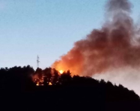 Пожар пламна до училище и детска градина в Асеновград