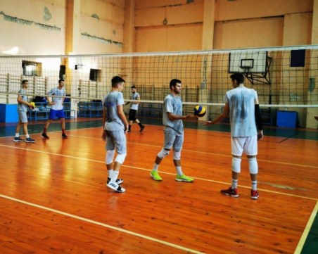 Синът на волейболна легенда започна в пловдивския Виктория Волей