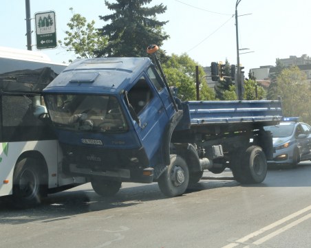Камион се заби в автобус до руското посолство в София