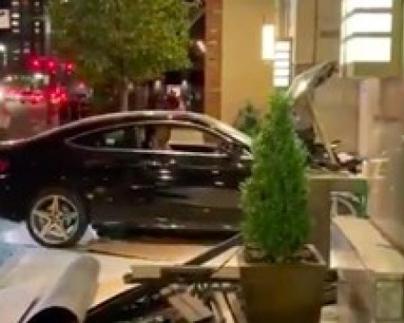 Кола се вряза в сграда на Тръмп, има ранени