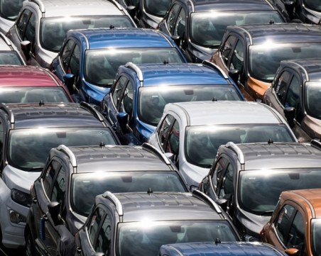 Купуваме повече нови коли, в Европа продажбите намаляват
