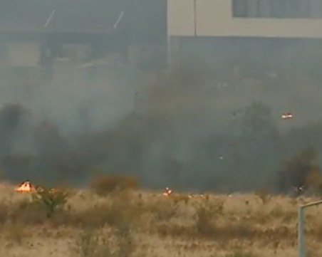 Пожар до летище София пълзи към цистерни и бензиностанция