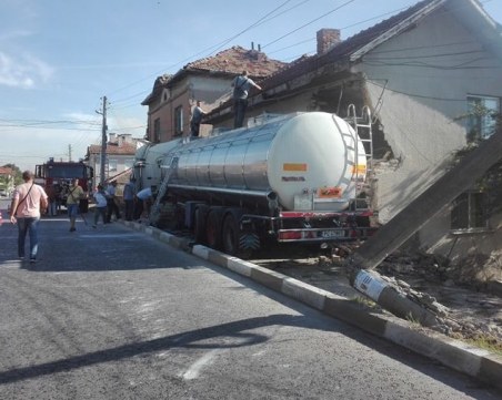Семейството, в чиято къща се вряза тир, остава без дом