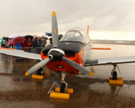 Военен самолет се разби в морето, двама загинаха