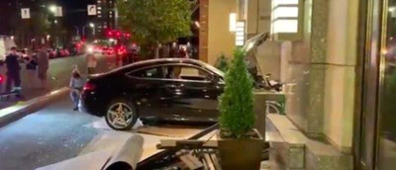Кола се вряза в сграда на Тръмп, има ранени