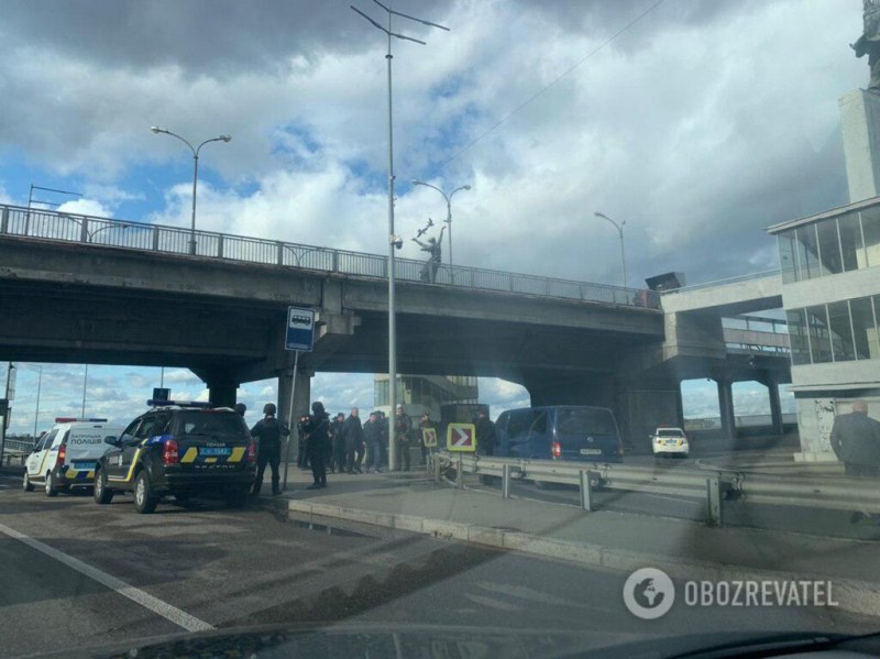 Мъж откри стрелба в Киев, плаши, че ще взриви мост