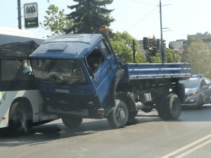 Камион се заби в автобус до руското посолство в София