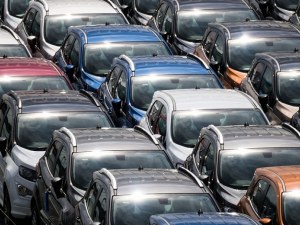 Купуваме повече нови коли, в Европа продажбите намаляват