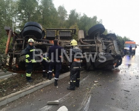 Камион на БКС се преобърна на пътя, пожарникари вадят шофьора