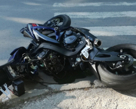 Моторист реши да избяга от проверка, блъсна полицай и патрулка