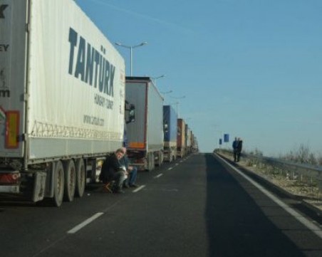 Над 10 км колона от тирове затапи 