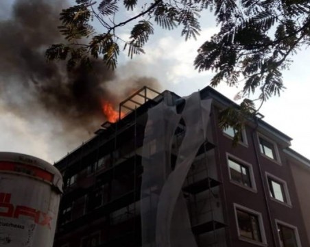 Над 6 часа е горял покривът на сграда във Велико Търново