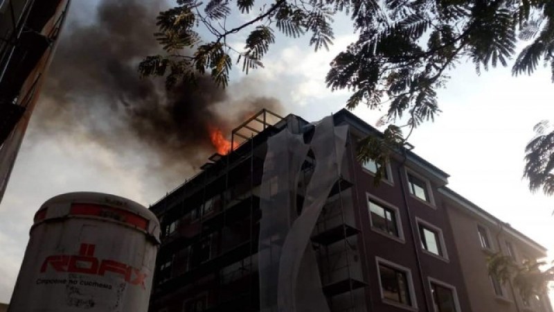 Над 6 часа е горял покривът на сграда във Велико Търново