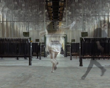 Фасадите на къщите в Стария град оживяват с видео от цял свят