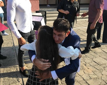 Кметът на Стамболийски изпрати първокласничка, обеща на малчуганите училищен автобус