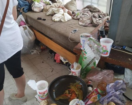 Кой е прав? Социалните взеха 3 деца от семейството им заради мръсотия