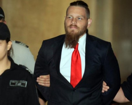 Полфрийман не може да си тръгне, няма паспорт