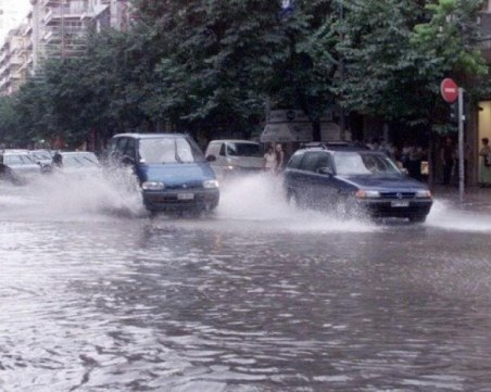 Поройни дъждове в Северна Гърция, десетки къщи в Солун са наводнени