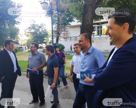 Жена сяда в стола на Здравко Димитров в областна управа, райкметове и директори излизат в отпуска