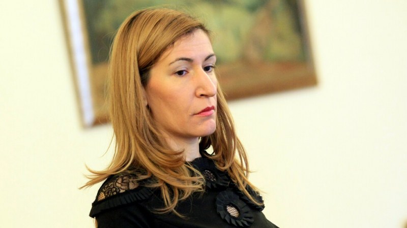 Ангелкова го измисли: Държавата плаща на блогъри да рекламират България