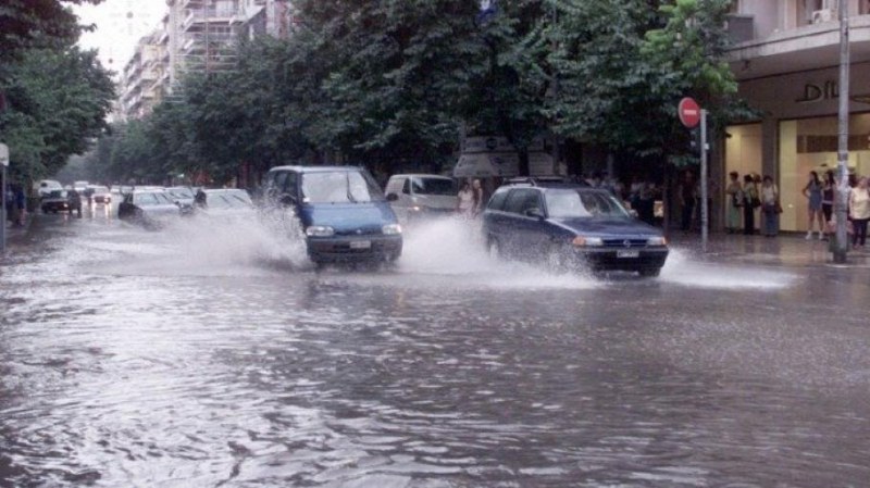 Поройни дъждове в Северна Гърция, десетки къщи в Солун са наводнени