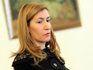 Ангелкова го измисли: Държавата плаща на блогъри да рекламират България