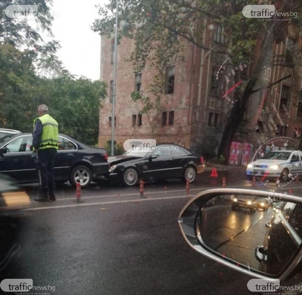 Верижна катастрофа затапи булевард в центъра на Пловдив