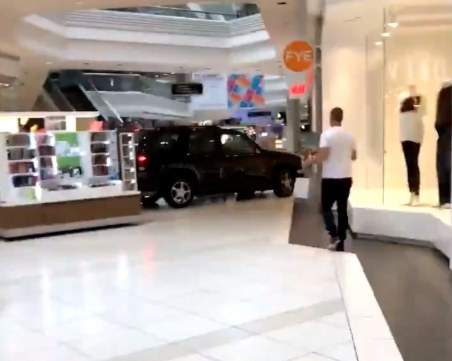 Абсурд: Шофьор подкара джип в мола