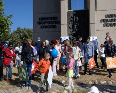 Четири чинара засадиха млади синдикалисти на Камбаните за Деня на мира