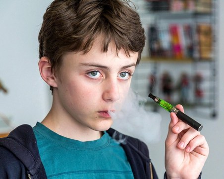 Деца си купуват електронни цигари, никой не им иска документ