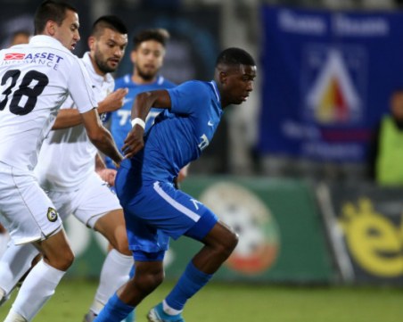 Левски пречупи Славия в края, фенове на сините с грозна постъпка