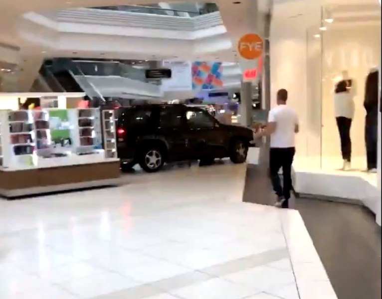 Абсурд: Шофьор подкара джип в мола