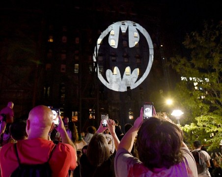 Батман стана на 80 години! Знакът му се появи в 13 града 