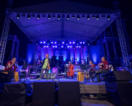 Найджъл Кенеди излезе с фланелка на Астън Вила и номера на Стилян Петров на Античния